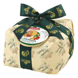 ALB2324015 Albertengo Panettone Gran Piemonte al Moscato, festlich verpackt in hellem Papier mit gruner Schlaufe.