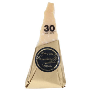CAN222163 Keilförmiges Stück Parmigiano Reggiano von Cantarelli mit Aufdruck 30 Mesi e oltre, verpackt in Goldfolie.