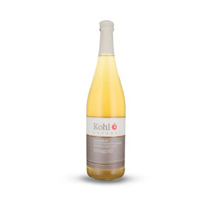 KOH830110 Kohl Gourmet Bergapfelsaft Jonagold in einer 0,75-Liter-Glasflasche mit hellem Fruchtsaft vor weissem Hintergrund.