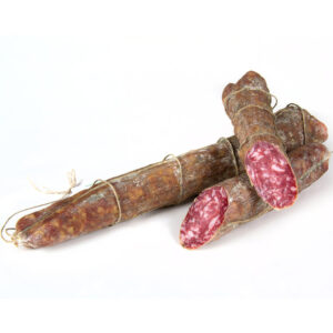 PIC213106 Ganze und angeschnittene luftgetrocknete Salame mit Bindfaden auf weissem Hintergrund.