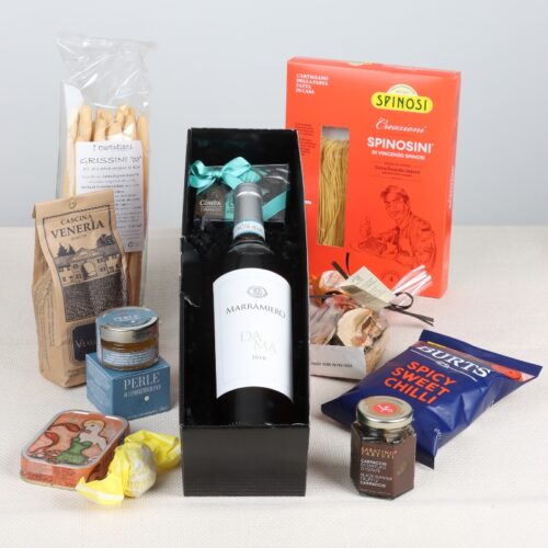 Italienischer Rotwein Dama von Marramiero in schwarzer Geschenkbox umgeben von Pasta, Risotto-Reis und Snacks.