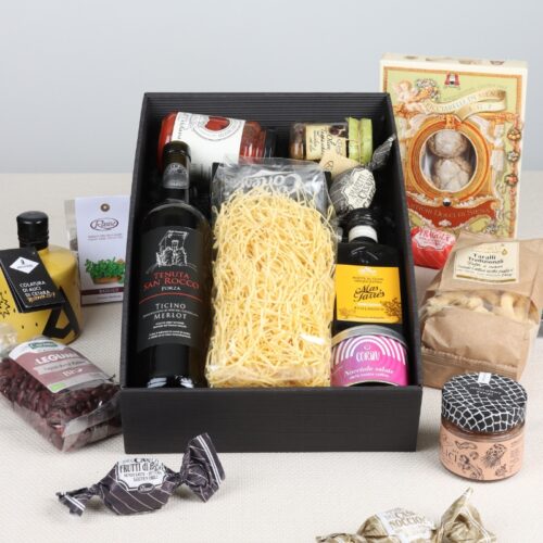 Geschenkbox mit Tenuta San Rocco Merlot, Pasta, Olivenöl, Nüssen und weiteren Feinkost-Spezialitäten.